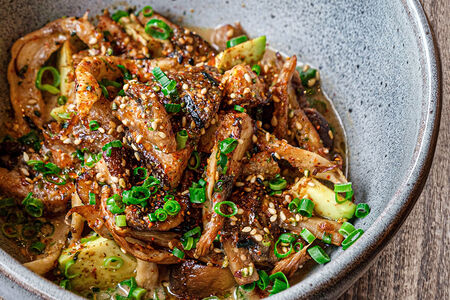 Авокадо на гриле, грибы, соус вафу