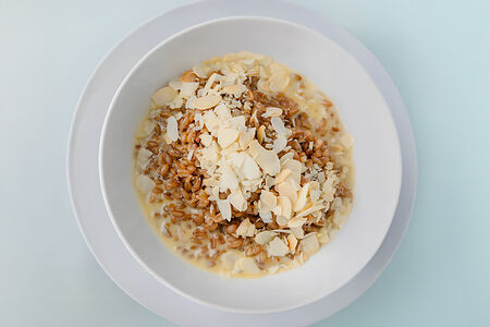 Каша из полбы на миндальном молоке