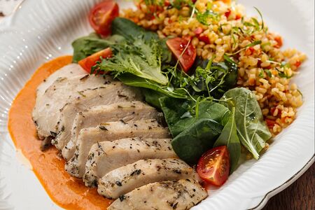 Куриная грудка, булгур с овощами, соус ромеско