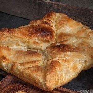 Хачапури из слоеного теста