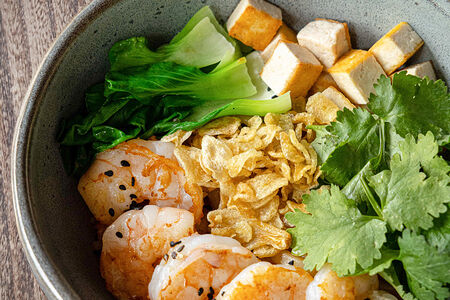 Удон креветки, бок-чой, комбу