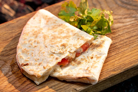 Кесадилья из ремесленного теста с цыпленком из смокера