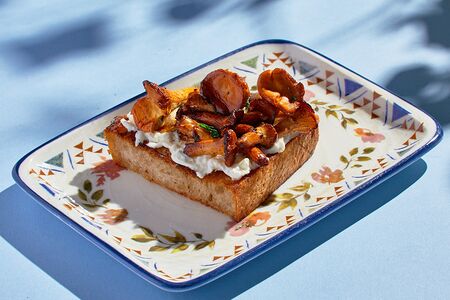 Брускетта со страчателлой и лисичками