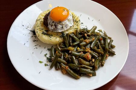 Бифштекс с картофельным пюре