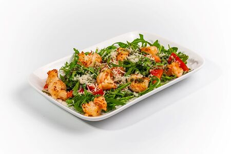 Салат с руколой и креветкой и мятным соусом