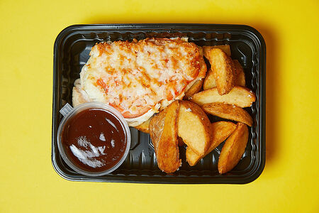 Курица по-французски с дольками картофеля и соусом барбекю