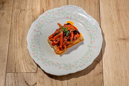 Белая рыбка под овощной шапкой 