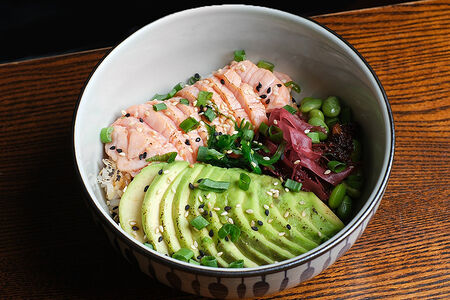 Рис с татаки из лосося, авокадо и водорослями