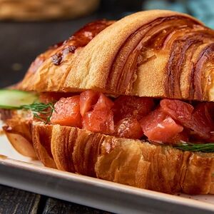 Круассан с форелью