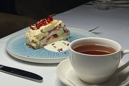 Меренговый рулет с фисташкой и малиной