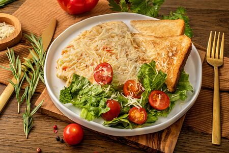 Омлет с овощами и сыром