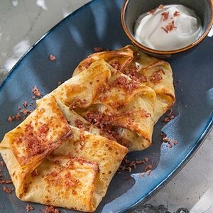 Блинчики с олениной и брусникой