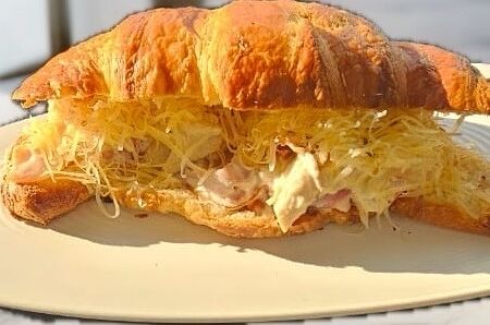 Сэндвич в круассане с курица-карбонара