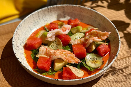 Салат с креветками и арбузом