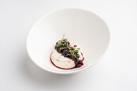 Запеченный камамбер с ягодным муссом