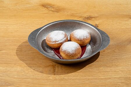 Пончик с клубничным соусом