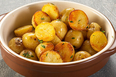 Картофель, обжаренный с чесноком и тимьяном
