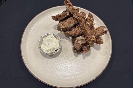 Гренки из ржаного хлеба и чесночный соус айоли