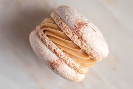 Макарон Арахис-карамель