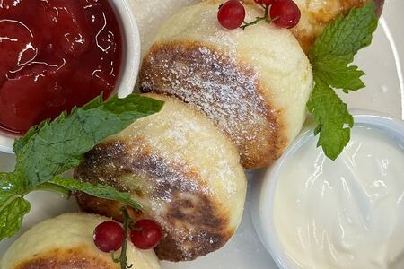 Сырники с ягодным соусом