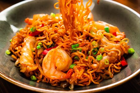 Вок с лапшой, морепродуктами и овощами