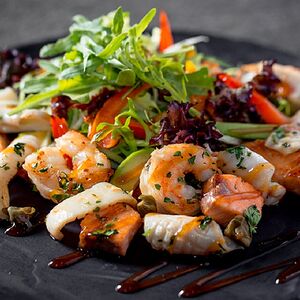 Теплый салат с морепродуктами