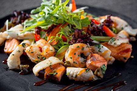 Теплый салат с морепродуктами