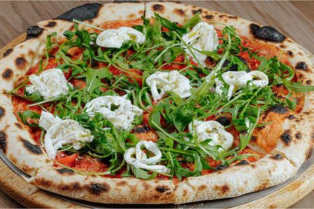 Пицца с томатами и сыром страчателла