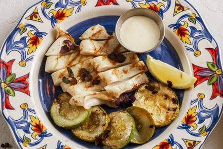 Кальмар на грилле с цукини