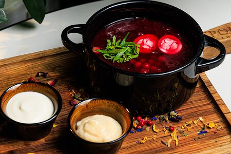 Холодный борщ с копченой косулей