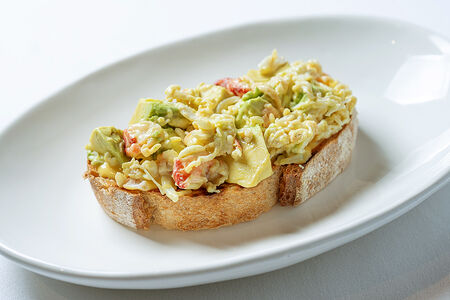 Тост с крабом и авокадо 