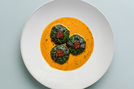 Голубцы с лососем и соусом биск из лангустинов