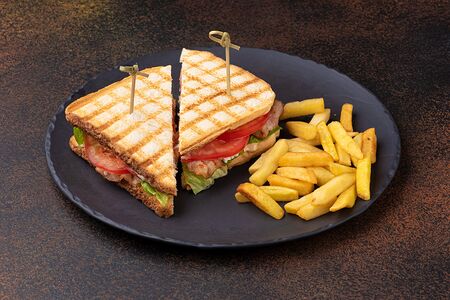 Сэндвич с беконом, томатами и романо