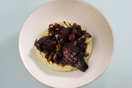 Петух с пюре из корня сельдерея и печеными овощами