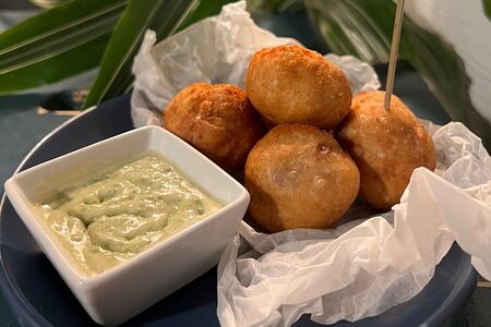 Чизболы с беконом и лаймовым соусом