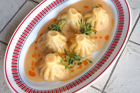 Мини-хинкали с креветками в соусе том ям