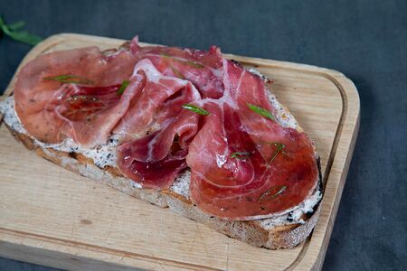 Брускетта с прошутто