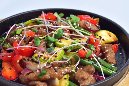 Говядина с овощами в кисло-сладком соусе 