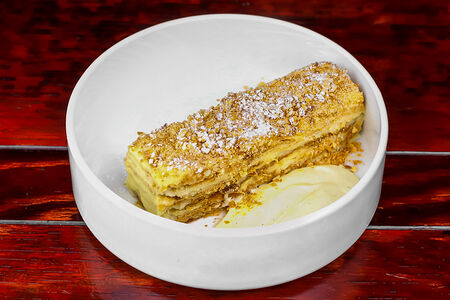 Наполеон с соусом англез