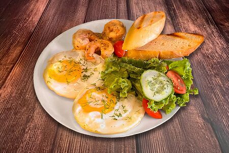 Глазунья с креветками в кунжутном соусе и миксом салатов