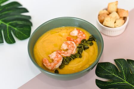 Тыквенный крем-суп с креветками