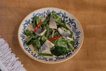 Зелёный карри с дорадо и стручковой фасолью