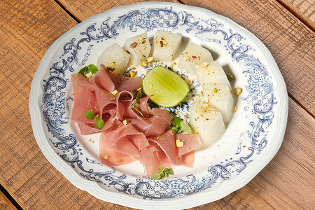 Сезонная дыня с пармой							