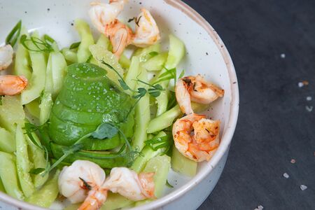 Салат с тигровыми креветками и авокадо