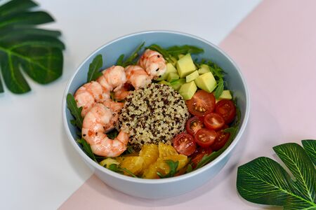 Fitness-боул с киноа и креветками