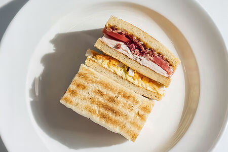 Клаб-сэндвич с курицей и беконом