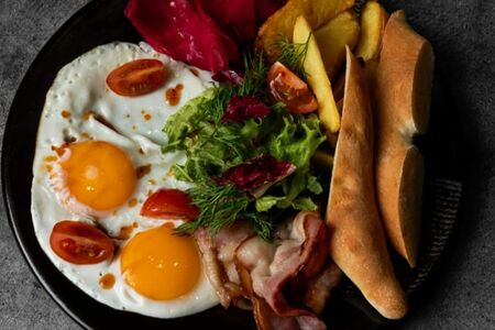 Яичница с беконом и кавказским миксом