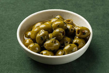 Оливки в пряном маринаде