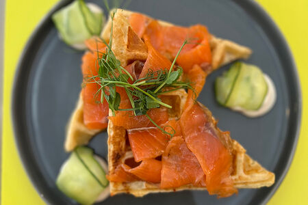 Вафли с пармезаном и лососем