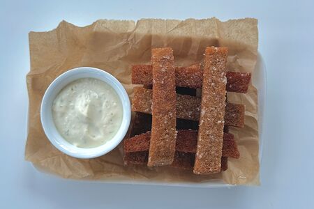 Гренки с чесночным соусом